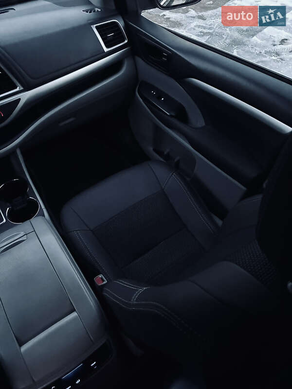 Внедорожник / Кроссовер Toyota Highlander 2017 в Днепре