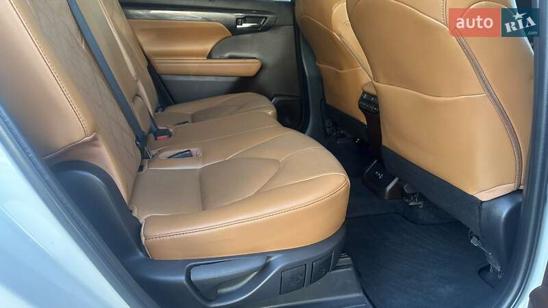 Позашляховик / Кросовер Toyota Highlander 2022 в Києві