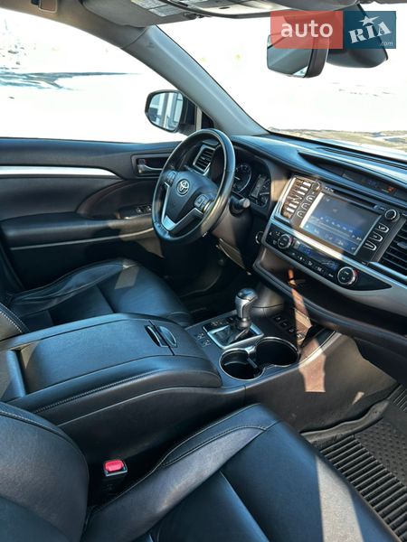 Внедорожник / Кроссовер Toyota Highlander 2018 в Ровно