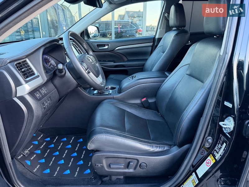 Внедорожник / Кроссовер Toyota Highlander 2018 в Ровно
