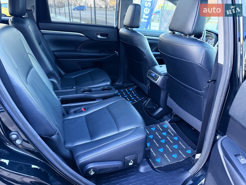 Внедорожник / Кроссовер Toyota Highlander 2018 в Ровно