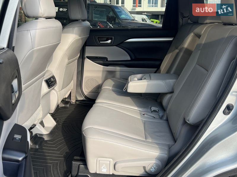 Внедорожник / Кроссовер Toyota Highlander 2018 в Чернигове