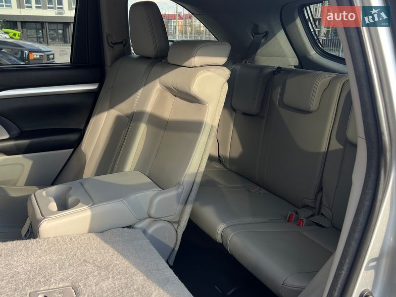 Внедорожник / Кроссовер Toyota Highlander 2018 в Чернигове