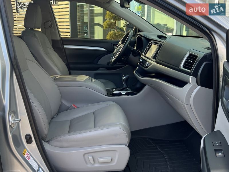 Внедорожник / Кроссовер Toyota Highlander 2018 в Чернигове