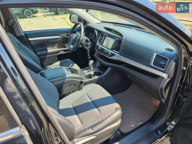 Toyota Highlander 2018 VIN 5TDBZRFH5JS899680 фото оголошення 18 з 75