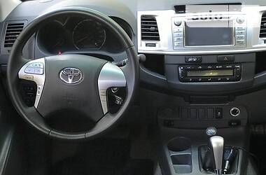 Позашляховик / Кросовер Toyota Hilux 2014 в 