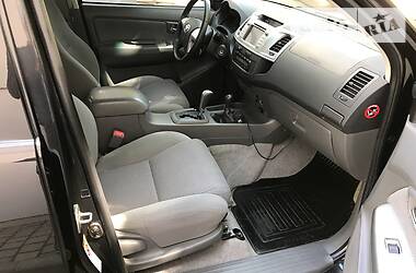 Позашляховик / Кросовер Toyota Hilux 2014 в 