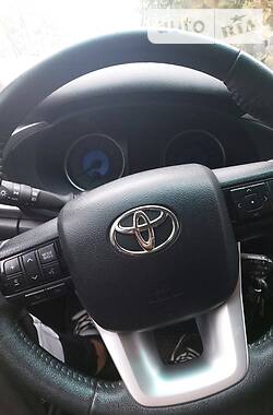 Позашляховик / Кросовер Toyota Hilux 2015 в Тульчині