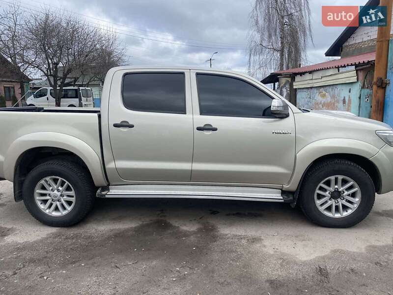 Пикап Toyota Hilux 2012 в Казатине