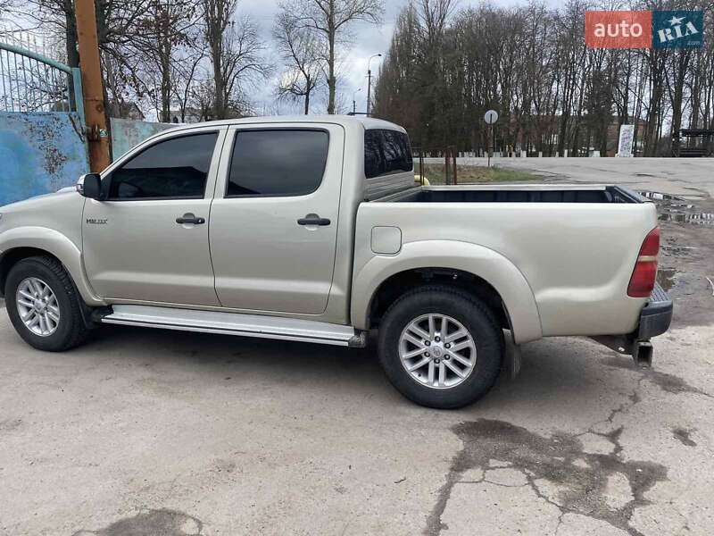 Пикап Toyota Hilux 2012 в Казатине
