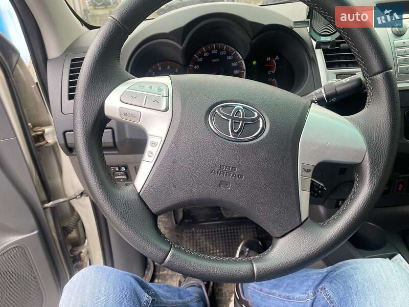 Пикап Toyota Hilux 2012 в Казатине