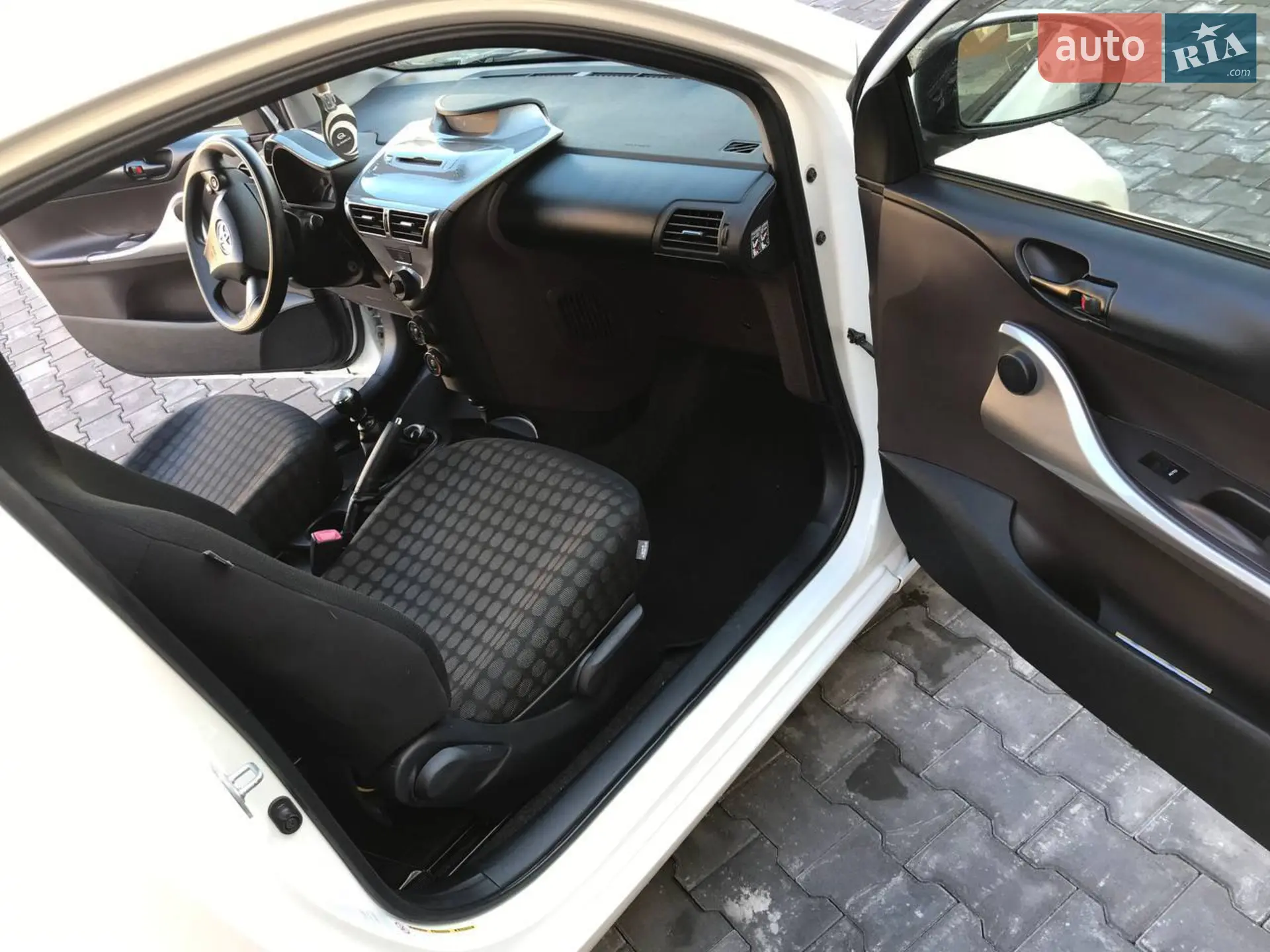 2011 Toyota iQ - мініатюра 8