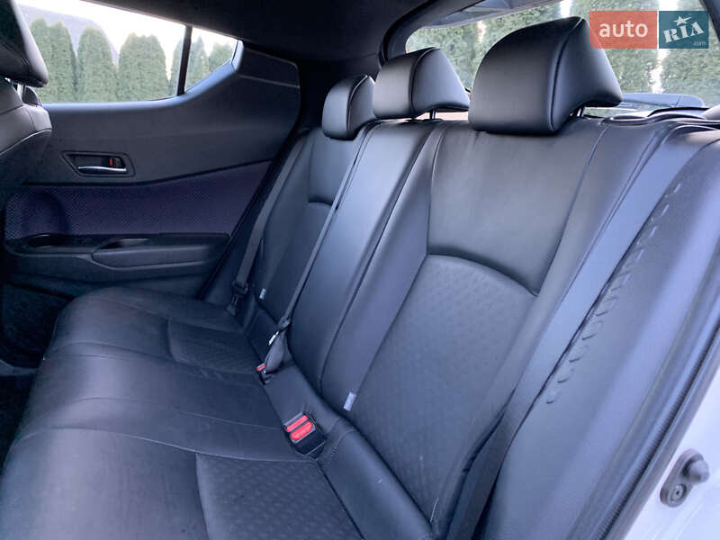 Позашляховик / Кросовер Toyota Izoa 2022 в Чернівцях