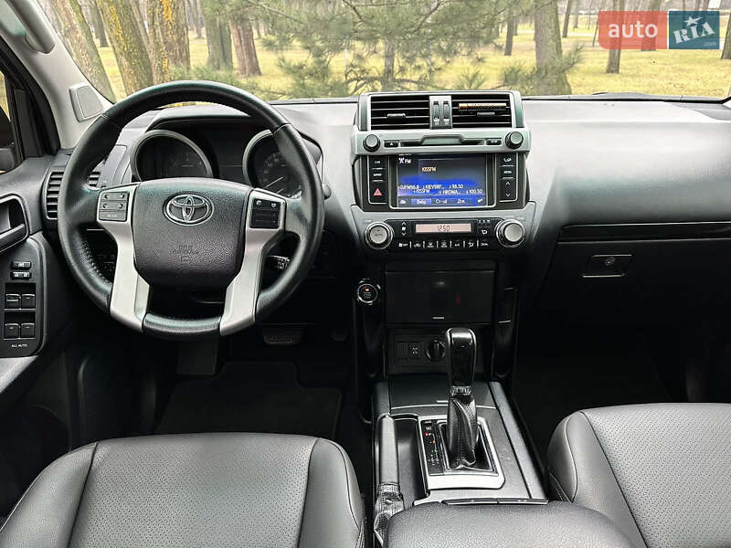 Внедорожник / Кроссовер Toyota Land Cruiser Prado 2016 в Сваляве