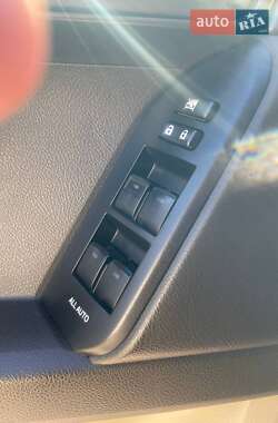 Позашляховик / Кросовер Toyota Land Cruiser Prado 2011 в 