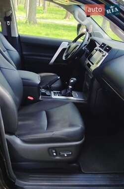 Внедорожник / Кроссовер Toyota Land Cruiser Prado 2019 в 
