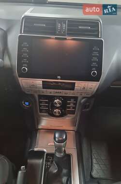 Позашляховик / Кросовер Toyota Land Cruiser Prado 2021 в 