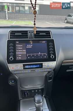Позашляховик / Кросовер Toyota Land Cruiser Prado 2022 в 