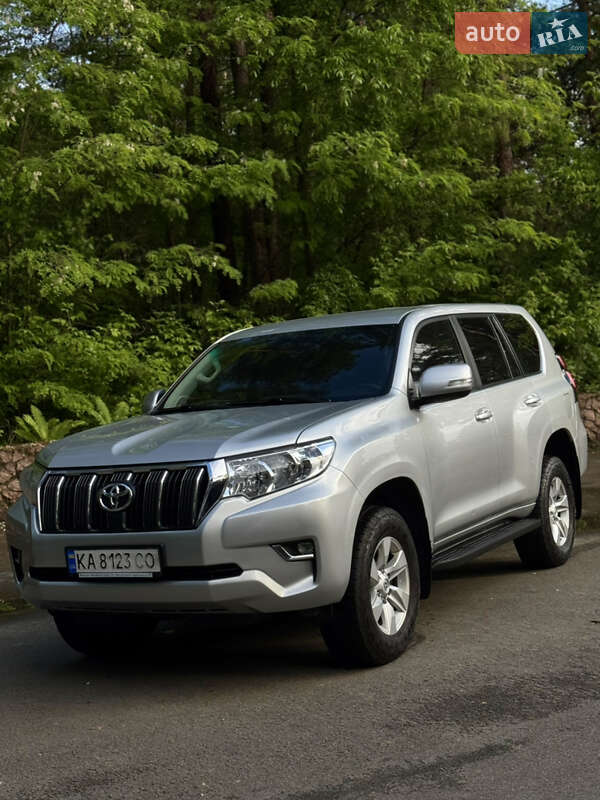 Позашляховик / Кросовер Toyota Land Cruiser Prado 2017 в 
