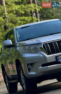 Позашляховик / Кросовер Toyota Land Cruiser Prado 2017 в 