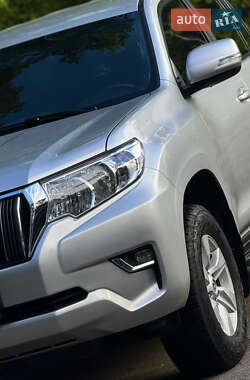 Позашляховик / Кросовер Toyota Land Cruiser Prado 2017 в 