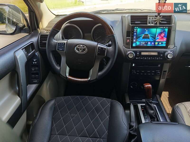 Внедорожник / Кроссовер Toyota Land Cruiser Prado 2011 в Мене