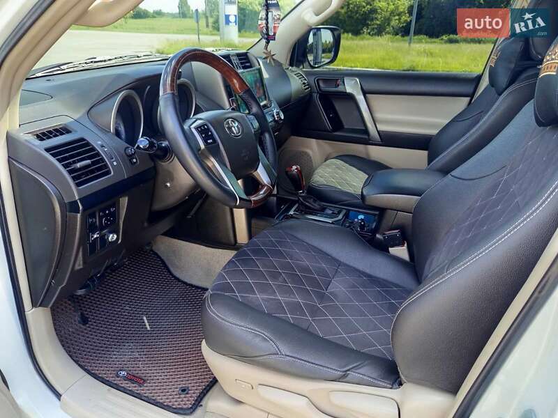 Внедорожник / Кроссовер Toyota Land Cruiser Prado 2011 в Мене