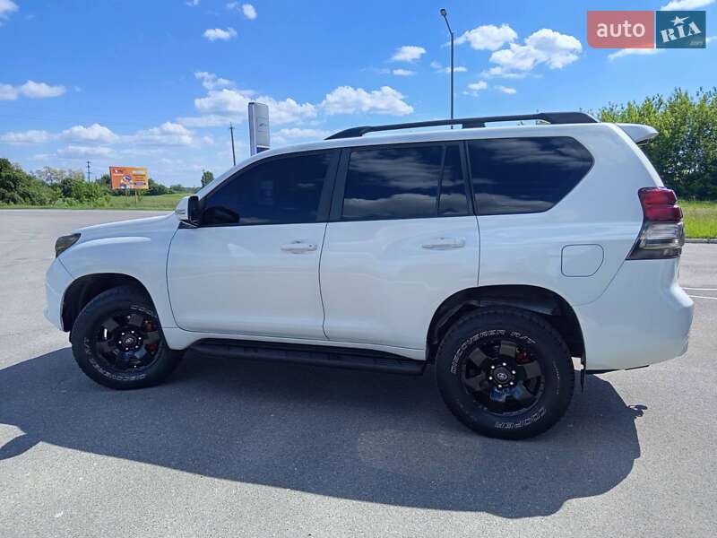 Внедорожник / Кроссовер Toyota Land Cruiser Prado 2011 в Мене