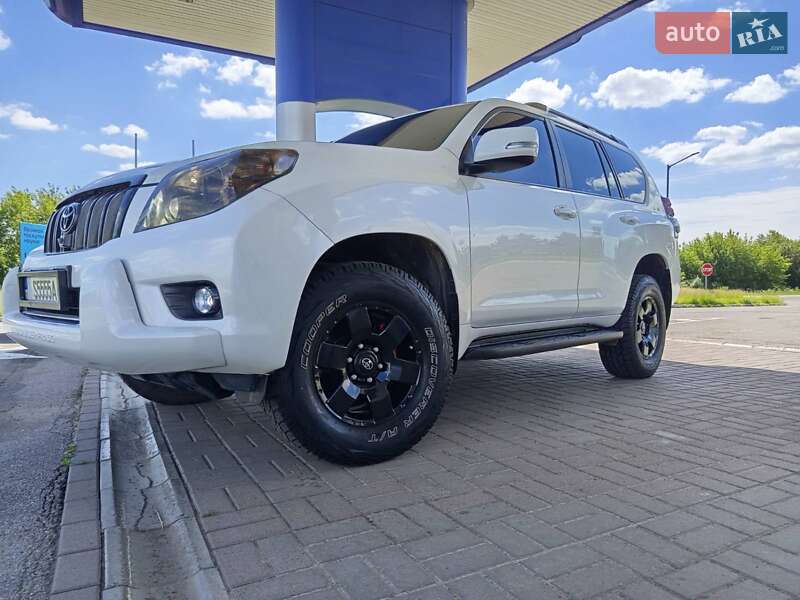 Внедорожник / Кроссовер Toyota Land Cruiser Prado 2011 в Мене