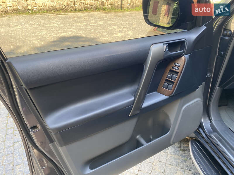 Внедорожник / Кроссовер Toyota Land Cruiser Prado 2011 в Черновцах