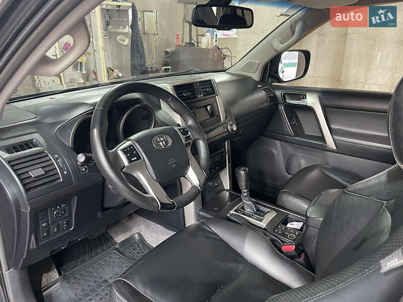 Внедорожник / Кроссовер Toyota Land Cruiser Prado 2010 в Згуровке