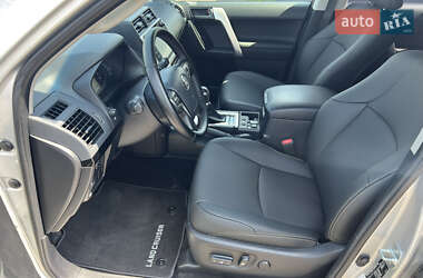 Внедорожник / Кроссовер Toyota Land Cruiser Prado 2019 в 