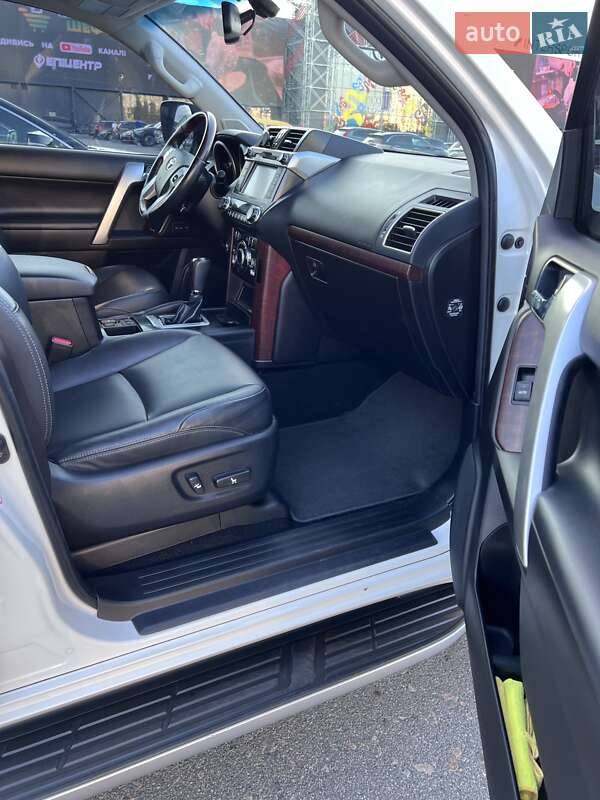 Позашляховик / Кросовер Toyota Land Cruiser Prado 2013 в Києві