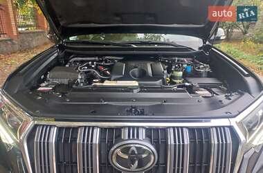 Позашляховик / Кросовер Toyota Land Cruiser Prado 2017 в 