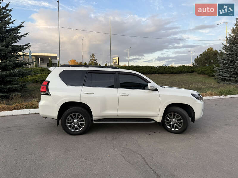 Внедорожник / Кроссовер Toyota Land Cruiser Prado 2019 в 
