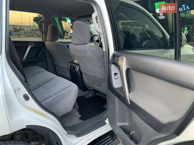Внедорожник / Кроссовер Toyota Land Cruiser Prado 2012 в Днепре