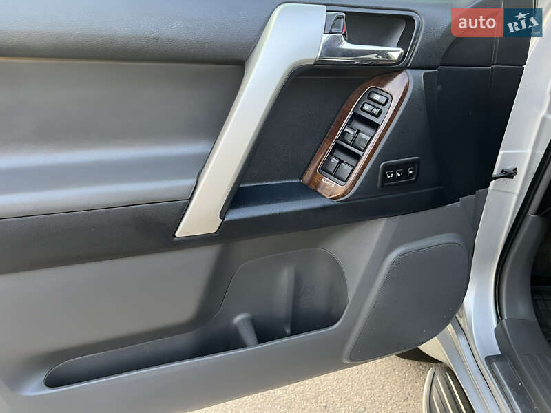 Позашляховик / Кросовер Toyota Land Cruiser Prado 2011 в Ужгороді