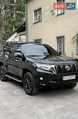 Внедорожник / Кроссовер Toyota Land Cruiser Prado 2022 в 