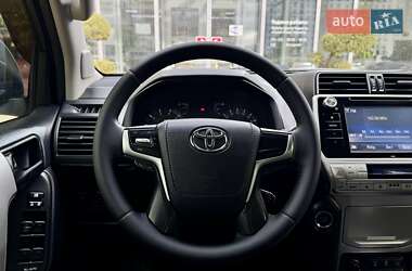 Внедорожник / Кроссовер Toyota Land Cruiser Prado 2019 в 