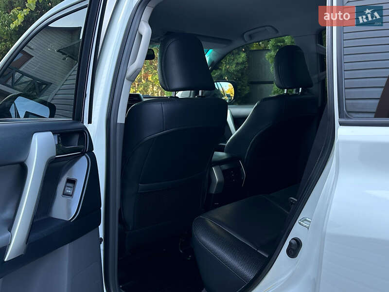 Внедорожник / Кроссовер Toyota Land Cruiser Prado 2013 в Кельменцах