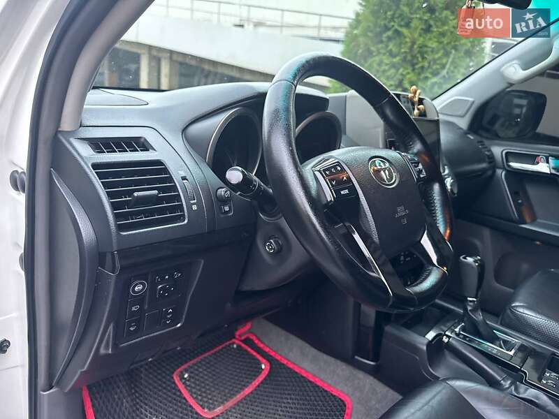 Позашляховик / Кросовер Toyota Land Cruiser Prado 2010 в Києві