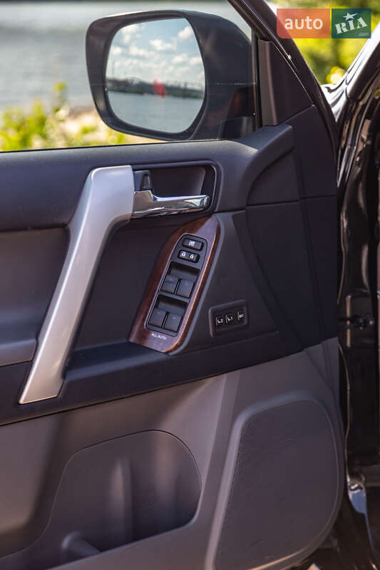 Внедорожник / Кроссовер Toyota Land Cruiser Prado 2011 в Киеве