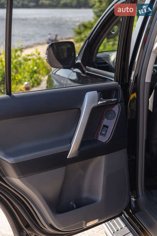 Внедорожник / Кроссовер Toyota Land Cruiser Prado 2011 в Киеве