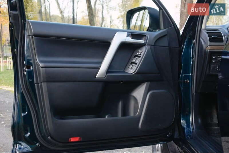 Внедорожник / Кроссовер Toyota Land Cruiser Prado 2017 в Киеве