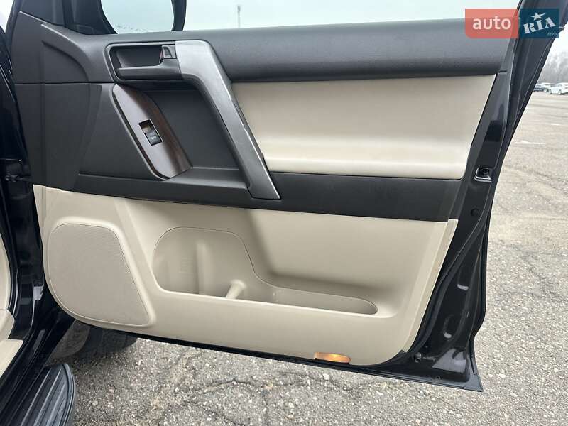 Позашляховик / Кросовер Toyota Land Cruiser Prado 2010 в Києві