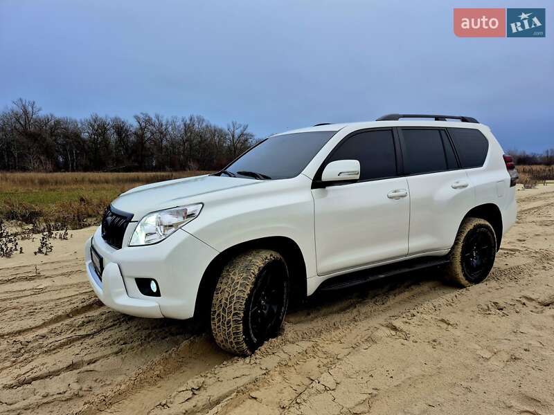 Внедорожник / Кроссовер Toyota Land Cruiser Prado 2011 в Мене