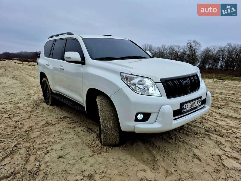Внедорожник / Кроссовер Toyota Land Cruiser Prado 2011 в Мене