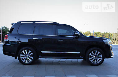 Позашляховик / Кросовер Toyota Land Cruiser 2017 в 