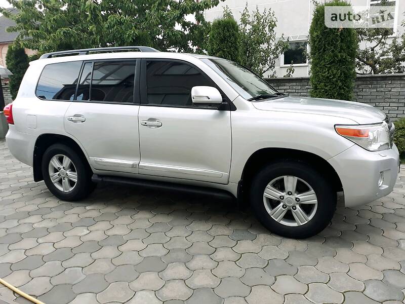 Позашляховик / Кросовер Toyota Land Cruiser 2012 в Чернівцях