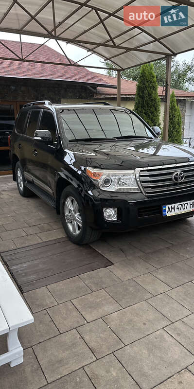 Внедорожник / Кроссовер Toyota Land Cruiser 2012 в Малине